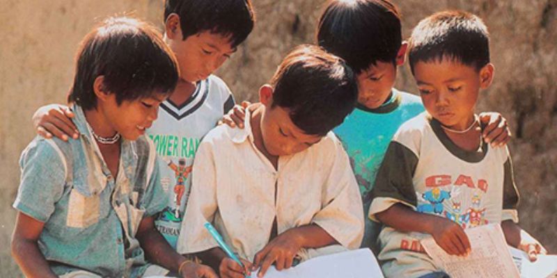OKVIP mang chữ về bản cho các trẻ em tại Kon Tum